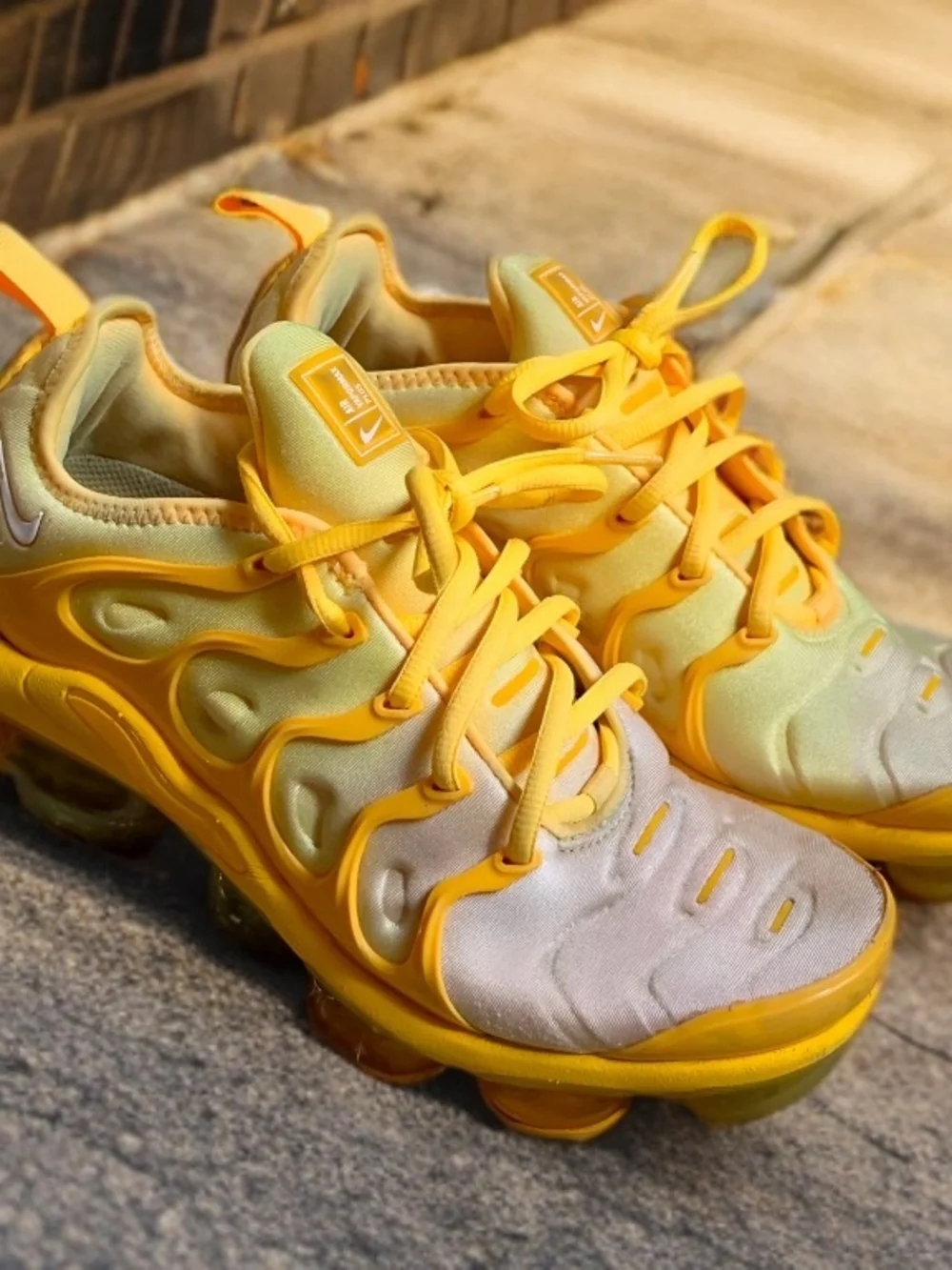 Nike Womens Sz 7 Ombre Yellow Tennis Shoes